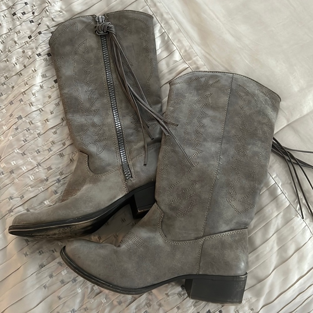 Cute Madden Cowgirl Boots Size 7.5M